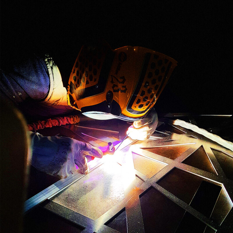 Le metal designer Nicolas Rizo en plein travail de soudure